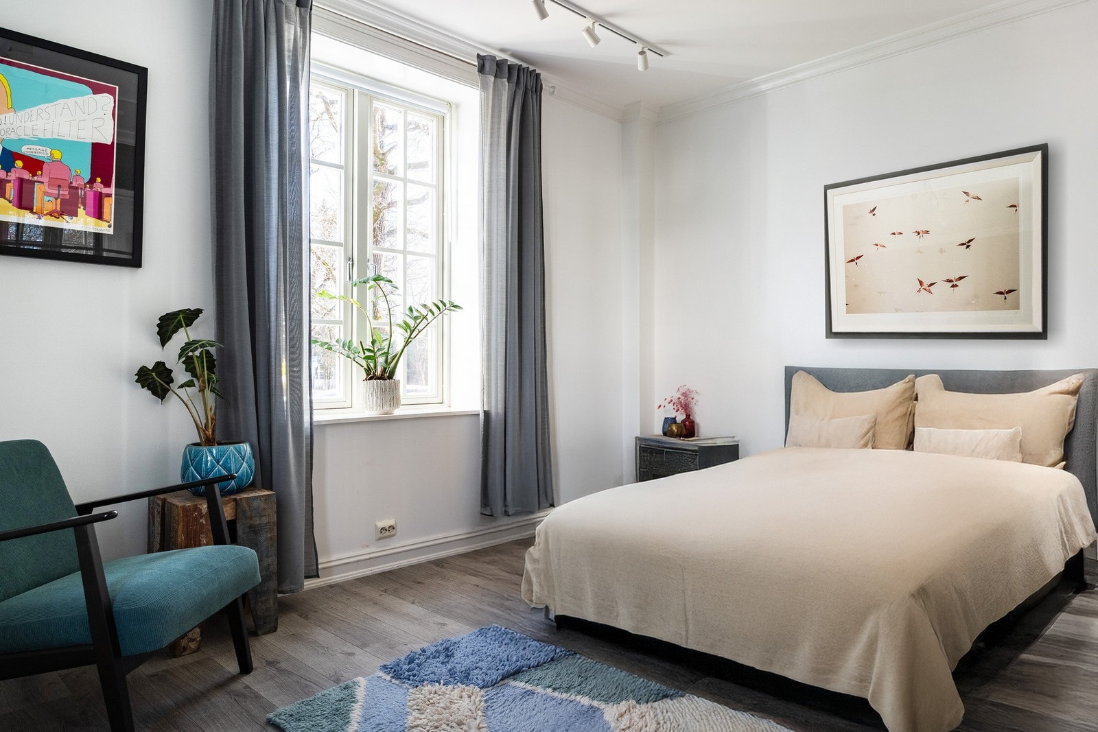 Soverom 2 på hovedplanet er et trivelig hjørneværelse med vinduer mot et grøntområde og bakhagen. Galleribilde