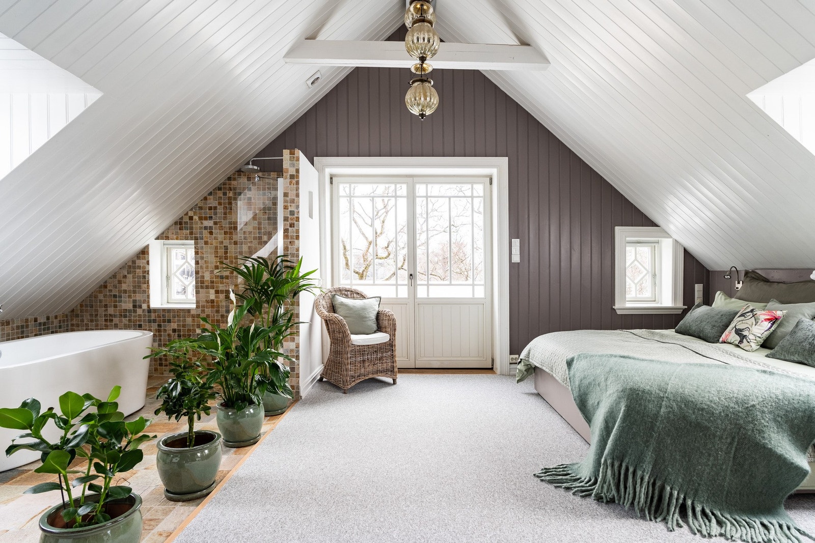 Det store, luftige hovedsoverommet har utgang til en koselig balkong med morgensol og utsikt til en liten park. Galleribilde