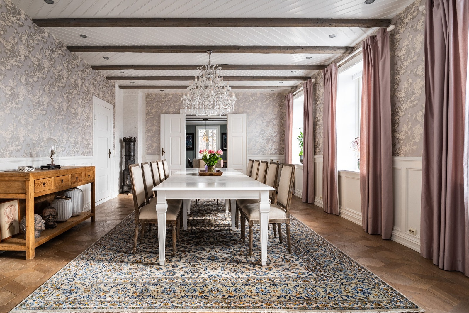 Den storslåtte spisestuen i andre etasje har plass til over 30 gjester til bords. Galleribilde