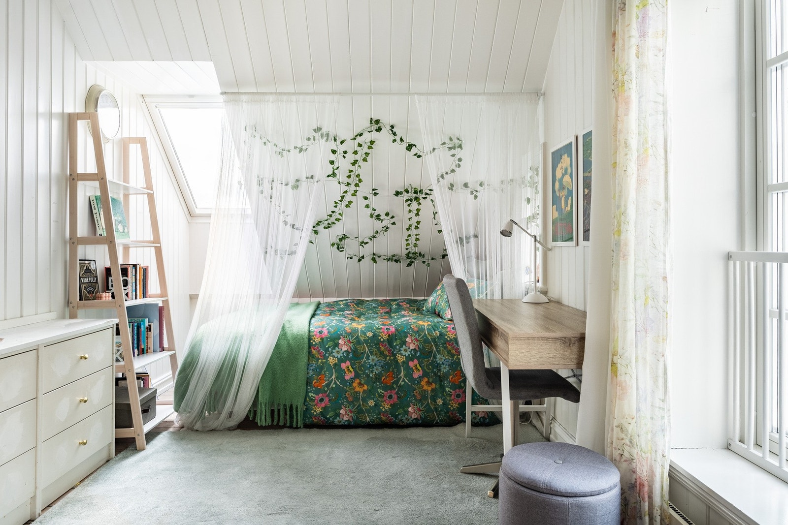 Loftsetasjen har totalt fem soverom, med hver sin fargepalett og atmosfære. Her er soverom 2. Galleribilde