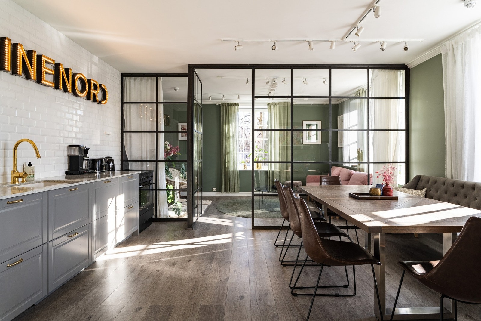 Kjøkkenet i seksjon 2 har en sosial og praktisk layout, med flott lysinnfall fra de store vinduene. Galleribilde