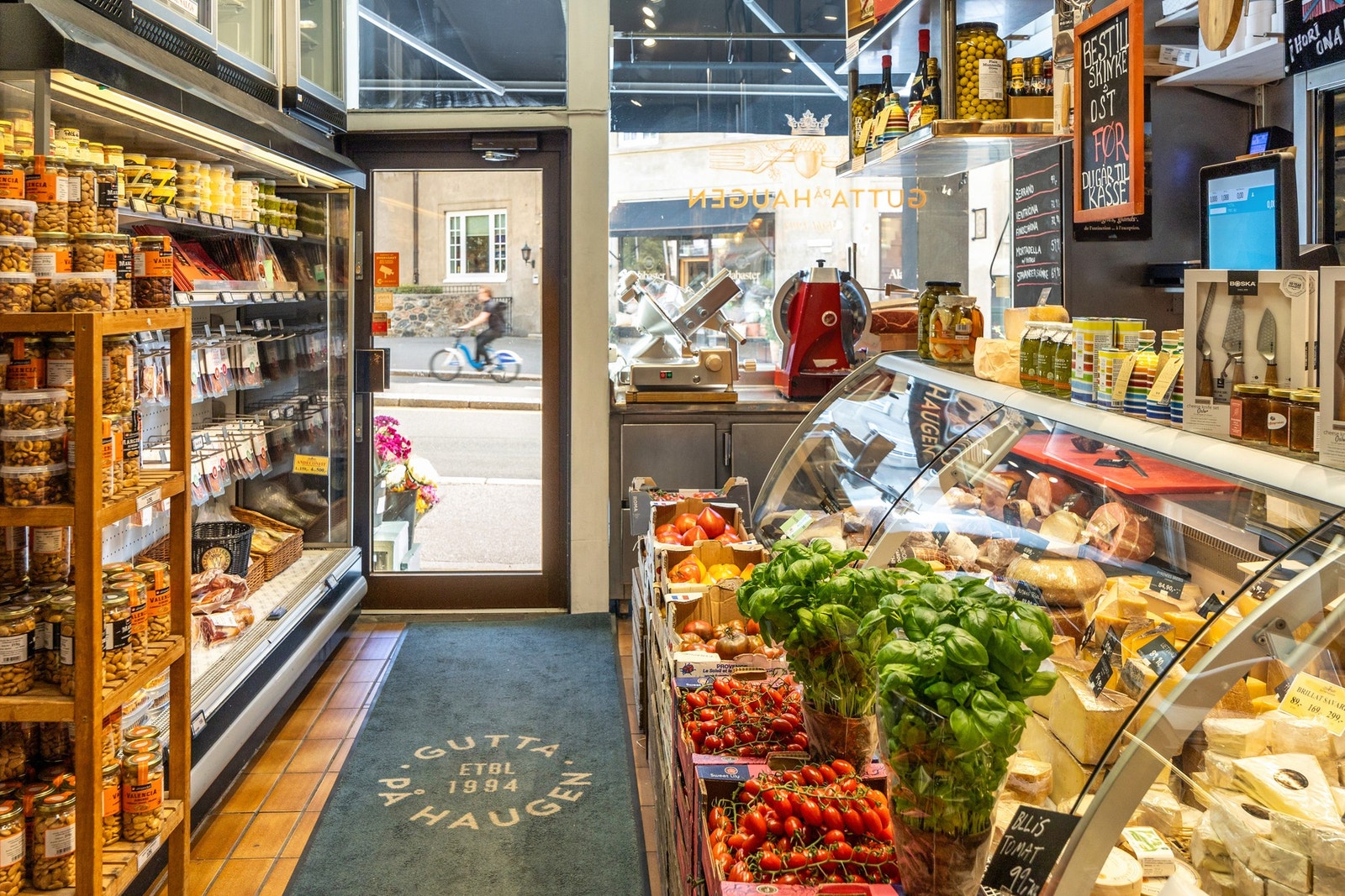 Gutta På Haugen er en lokal delikatesseforretning med mange fristelser. Galleribilde