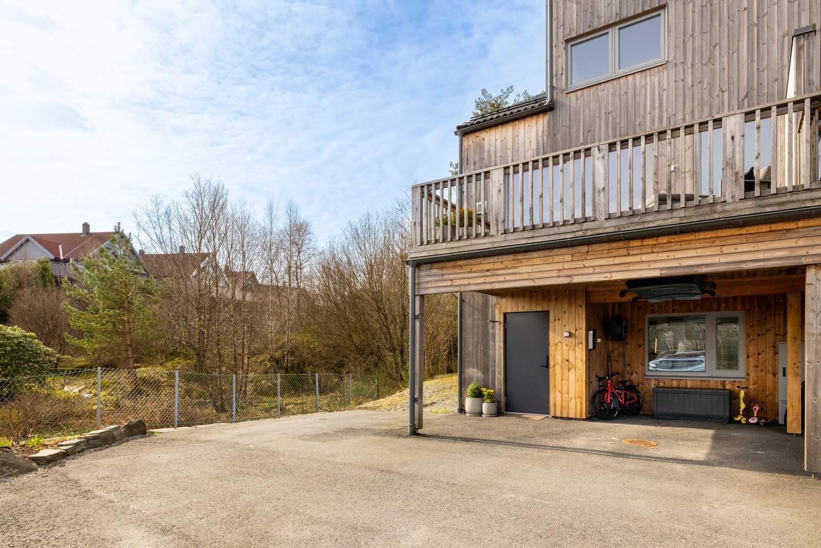 Carport med elbillader. Galleribilde