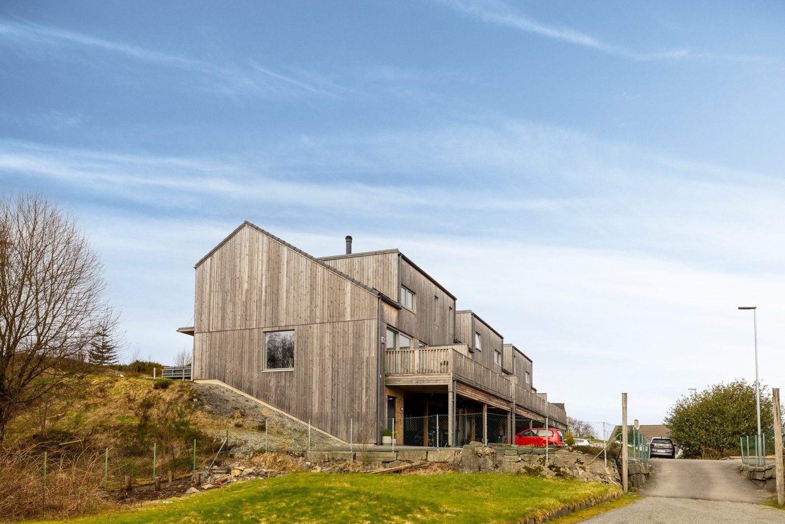 God plass til å gå rundt huset og opp i hagen. Galleribilde