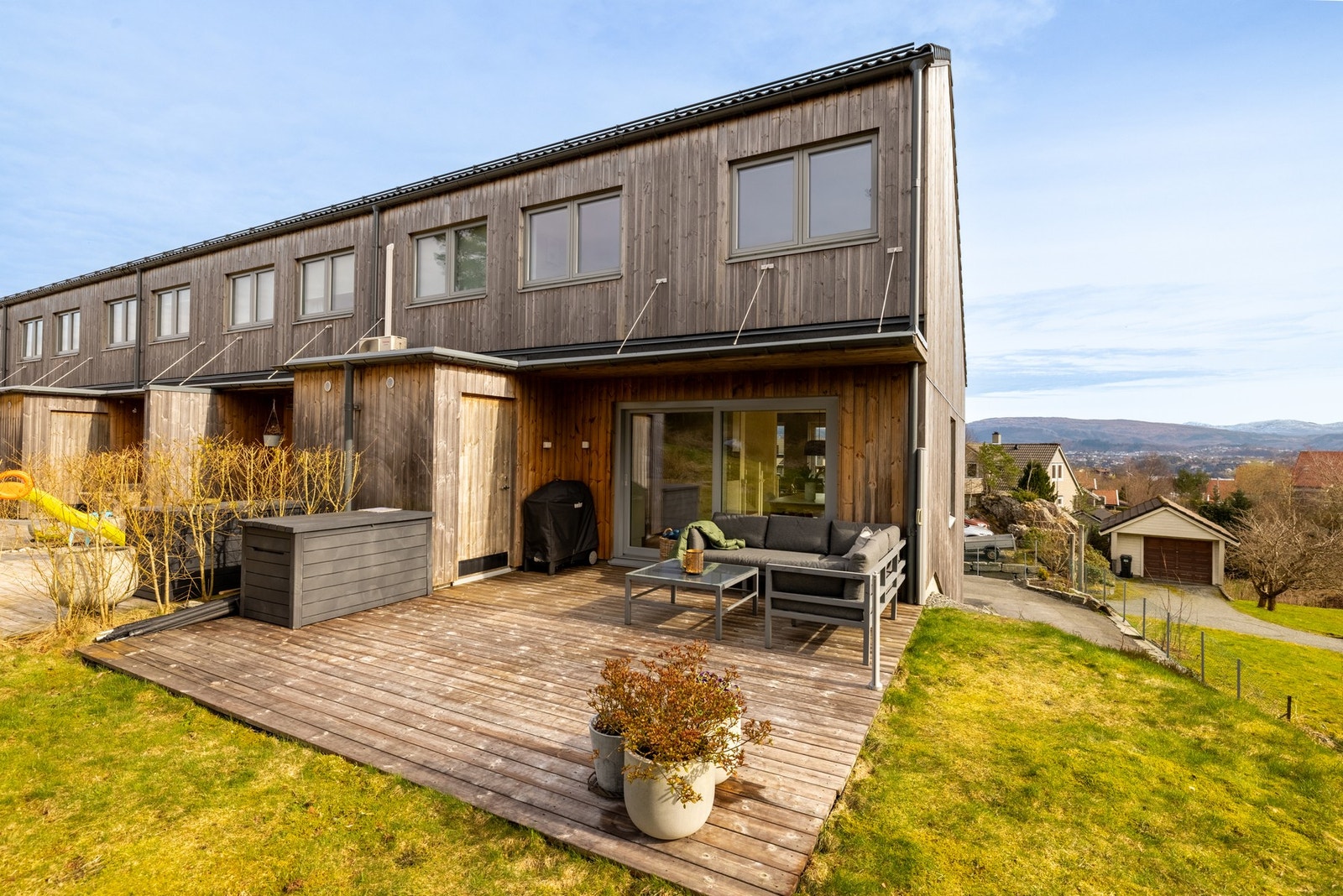 Fra stue/kjøkken er det direkte utgang til terrasse og koselig hage. Galleribilde