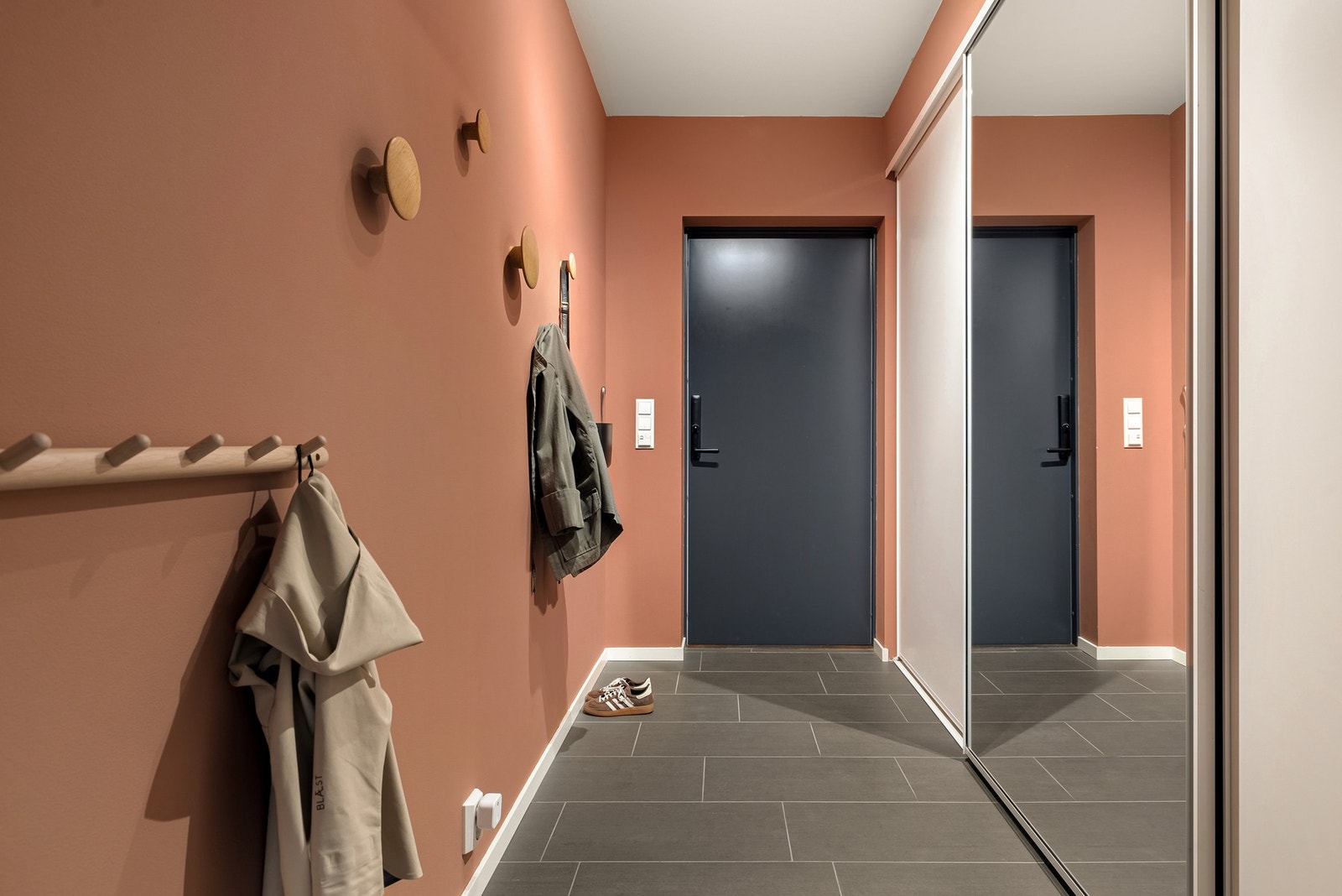 Entreen er svært romslig med massevis av plass til oppbevaring av yttertøy og sko. Galleribilde