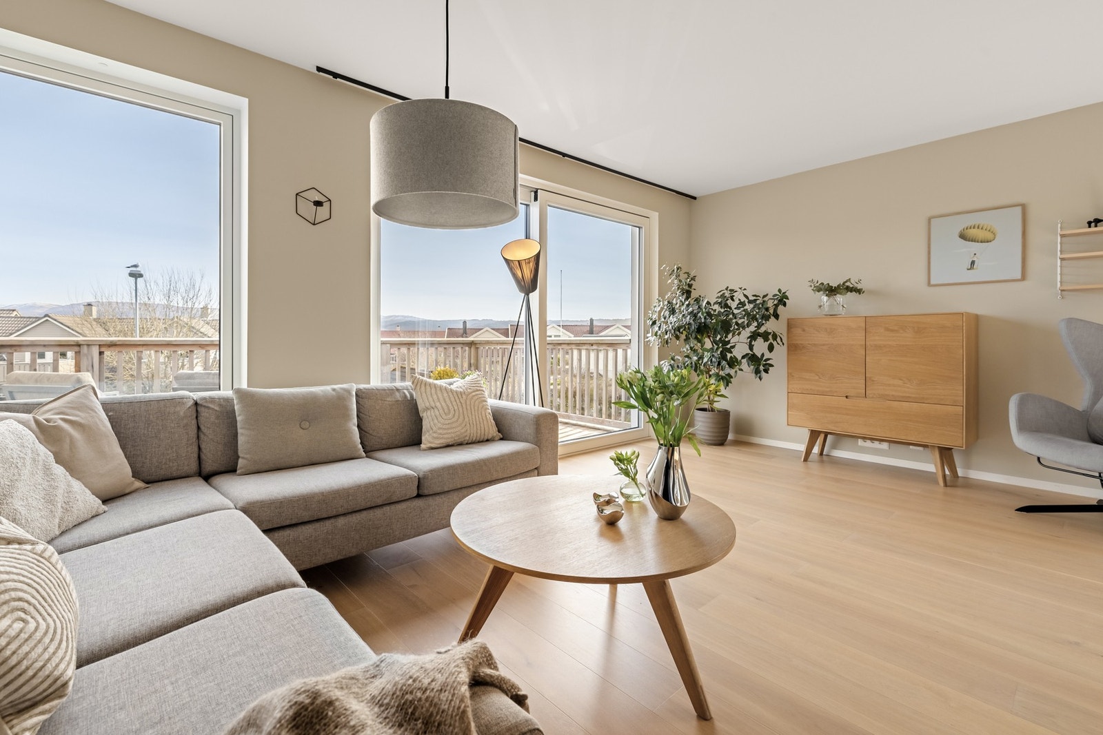 Stuens gode areal og smarte utforming gjør at du enkelt kan innrede med stort spisebord i tillegg til sofagruppe/mediasone. Galleribilde
