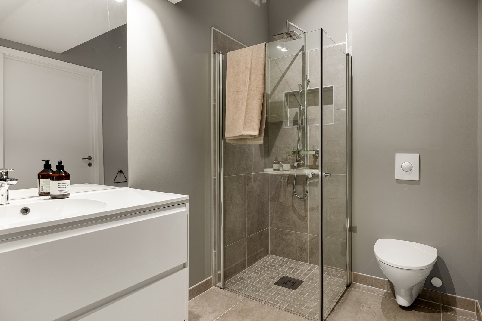 Badet i 3.etg inneholder dusj m/glassvegger, vegghengt toalett og baderomsinnredning. Galleribilde