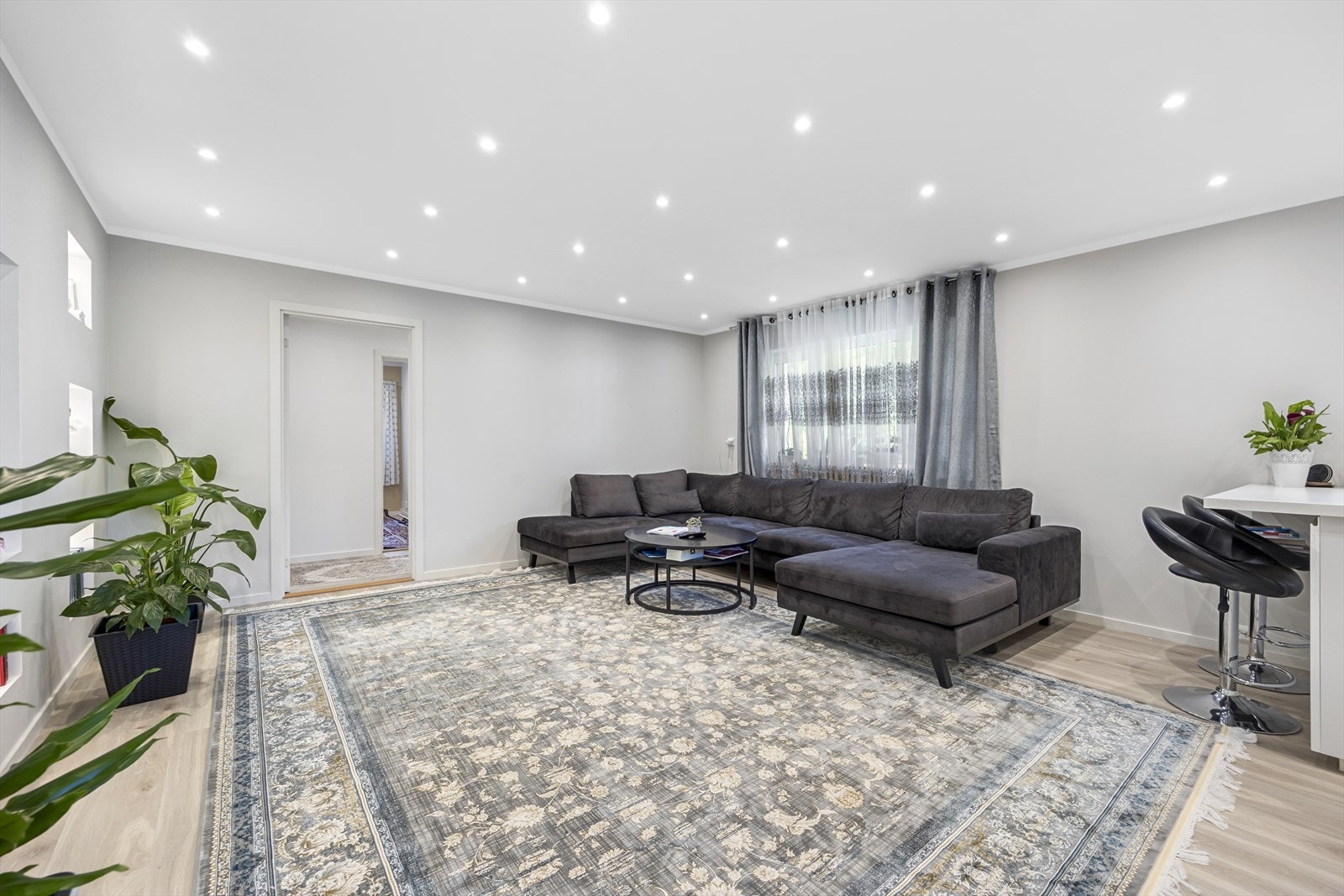 Lys og romslig stue. Godt med downlights og diverse belysning. Galleribilde