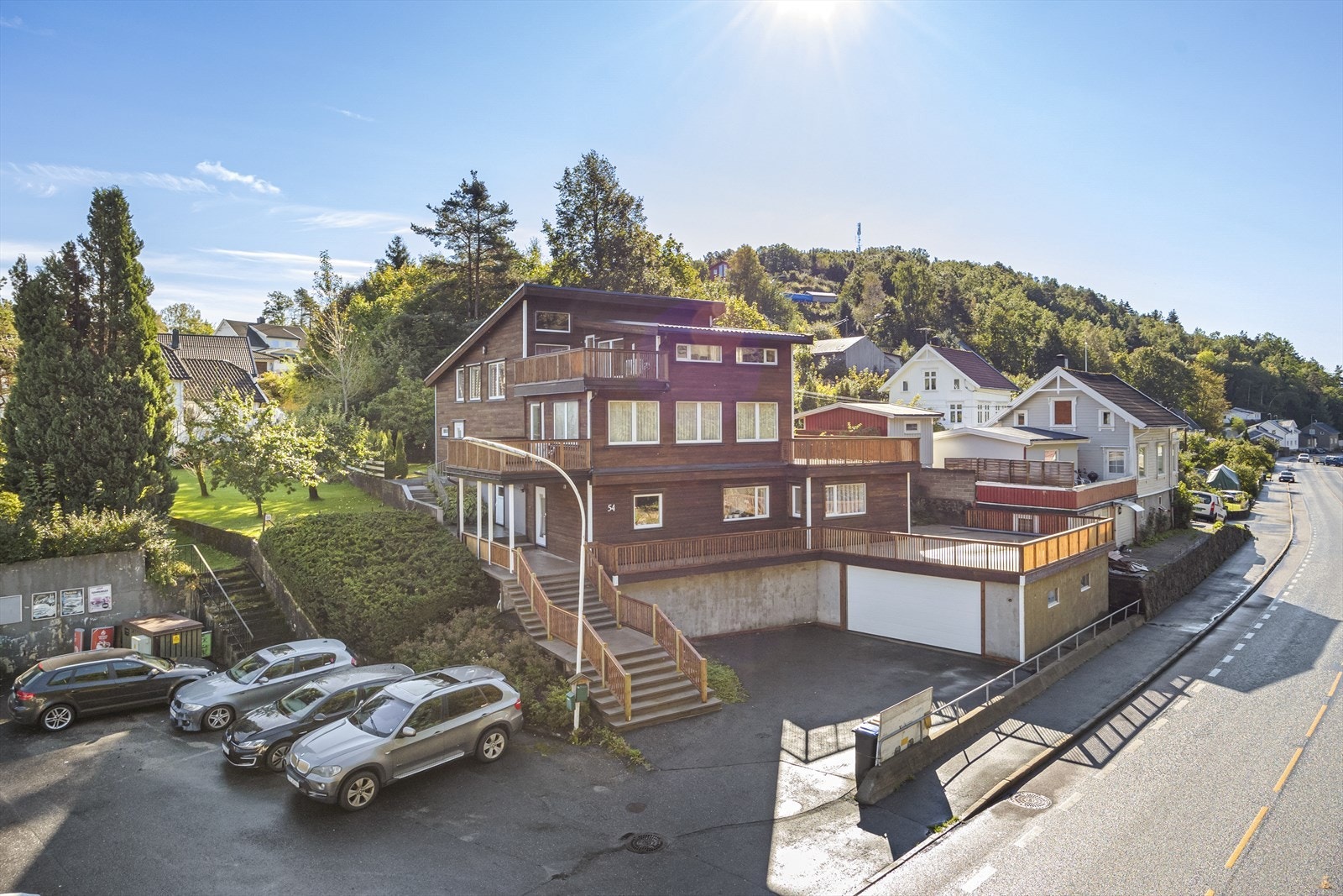 Velkommen til Molandsveien 54 - Her har vi for salg en svært innholdsrik enebolig med godkjent utleiedel, garasje, hage på baksiden av huset m.m. Galleribilde