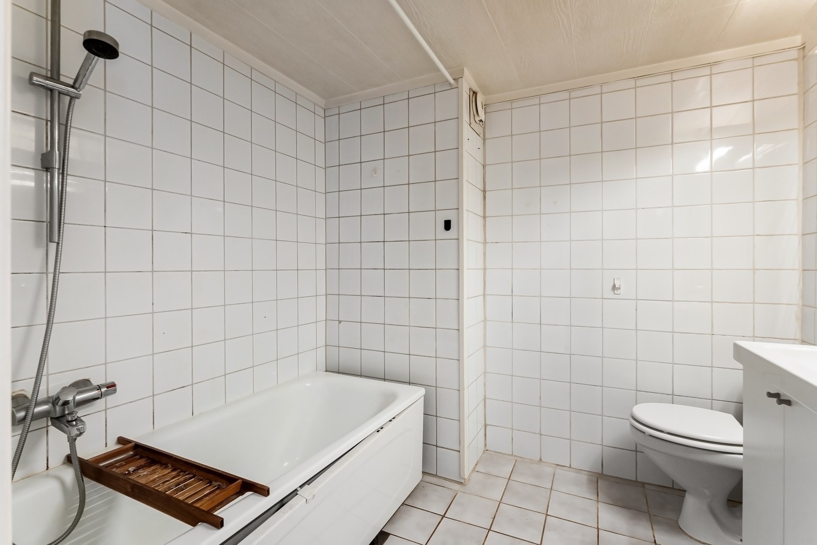 Innredningen består i dag av badekar med frontpanel og dusjløsning på vegg, servant med underskap og speil med belysning, samt gulvstående toalett. Galleribilde