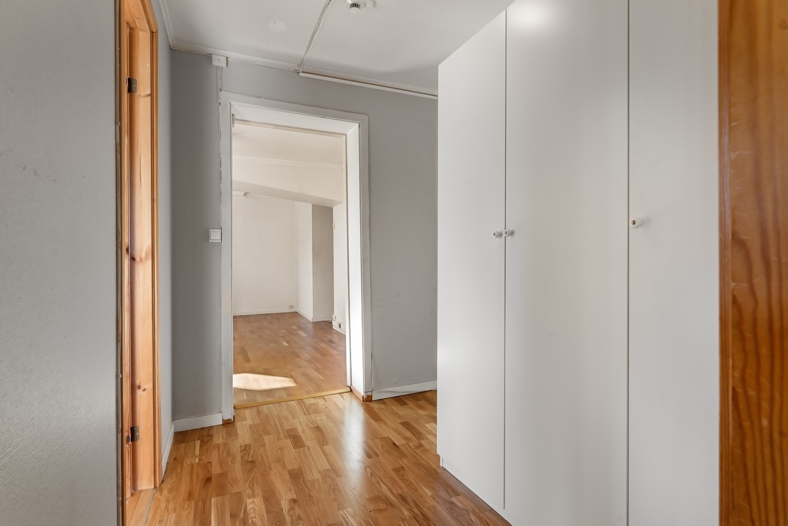 I gangen finnes ekstra lagringsplass i garderobeskap. Galleribilde