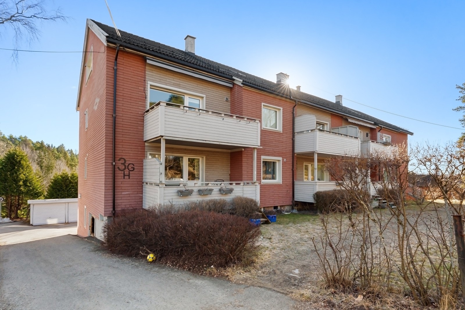 Gruslagt adkomstvei, gårdsplass og innkjøring til eiendommen. Galleribilde