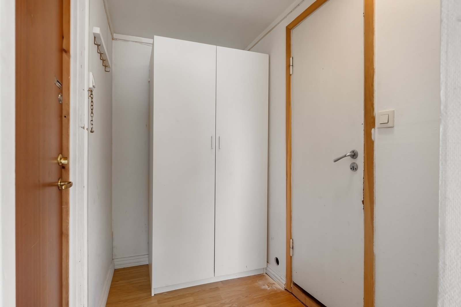 Leiligheten har adkomst via felles trapperom og entré med dørtelefon. Galleribilde