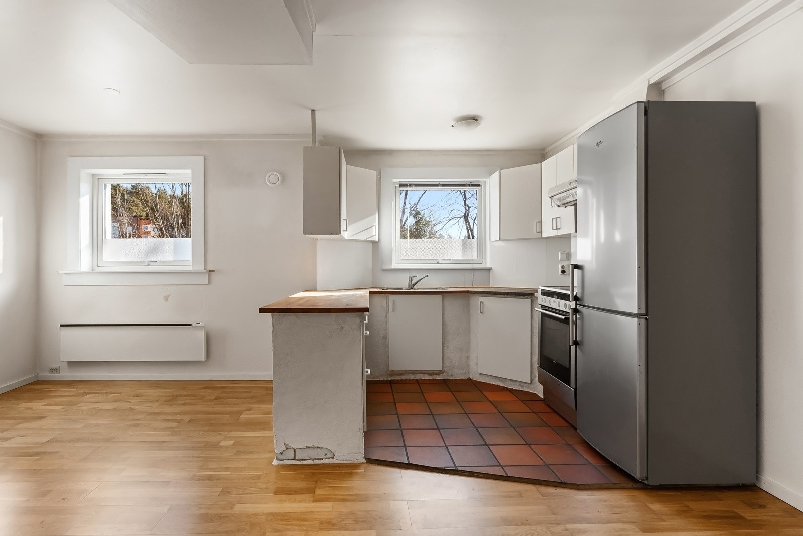 Kjøkkenet ligger i åpen løsning med stuen. Galleribilde