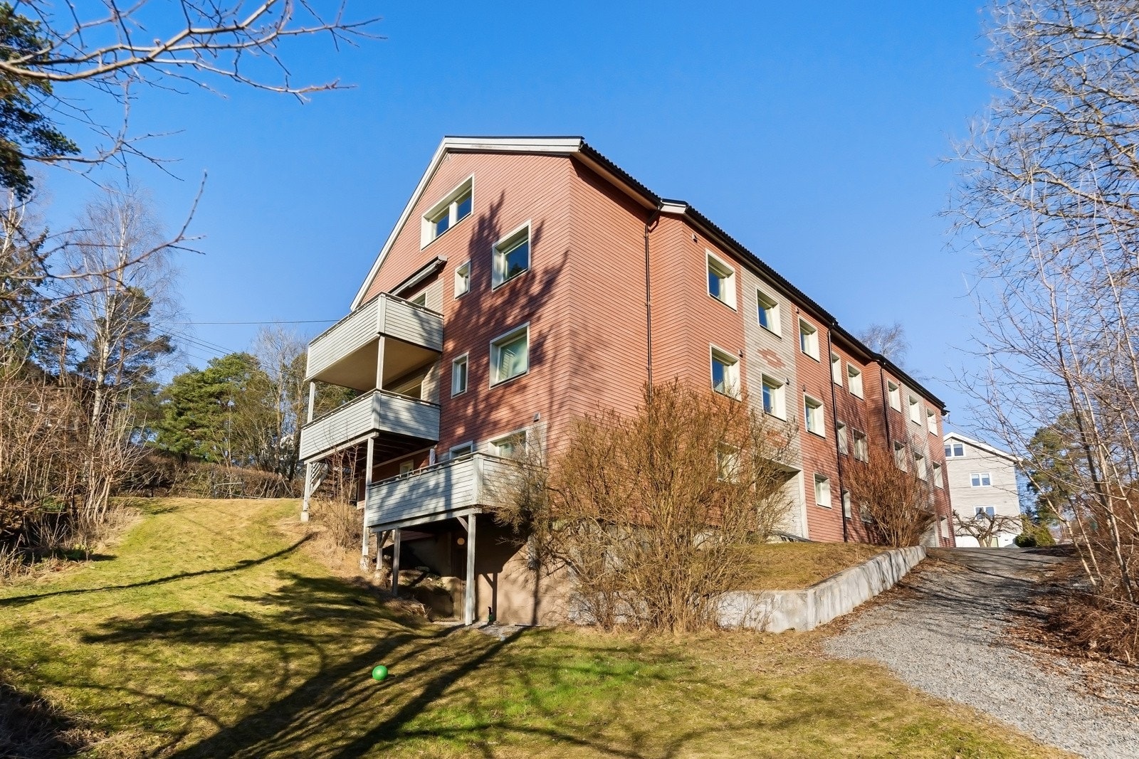 Sameiet har en pent opparbeidet fellestomt med gressplen, beplantning og trær. Galleribilde