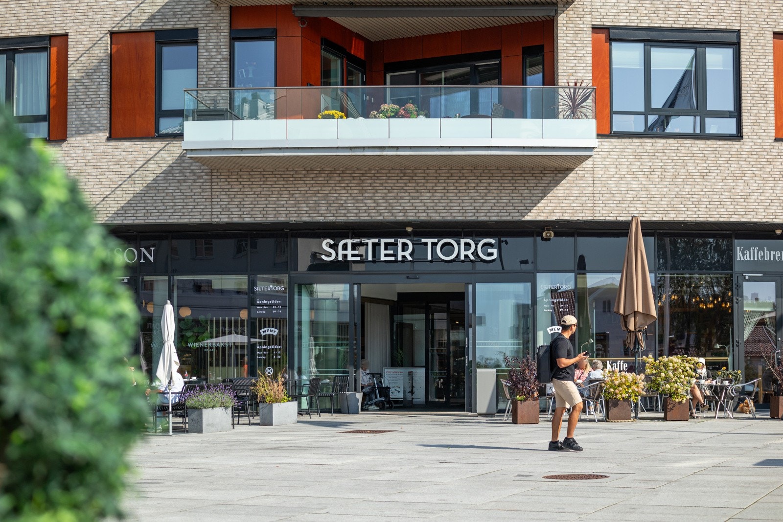 Nærområde - Sæter Torg med et rikt utvalg av servicetilbud. Galleribilde