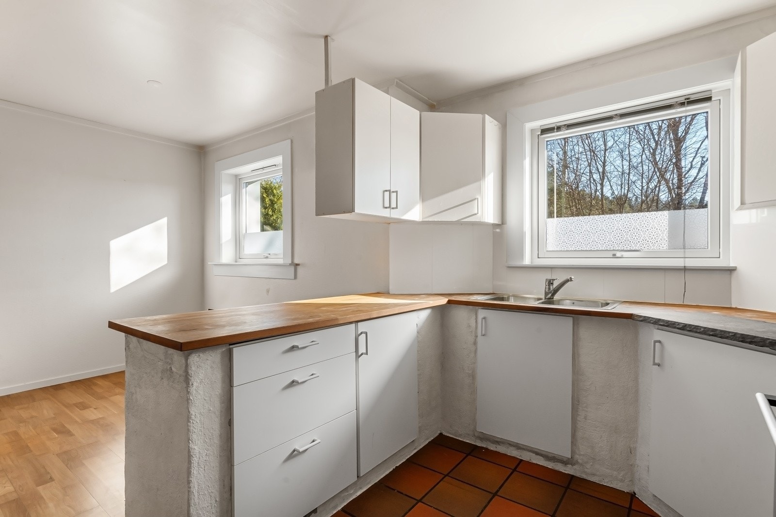 Kjøkkenet får godt med dagslys fra et vindu over benkeplaten. Galleribilde