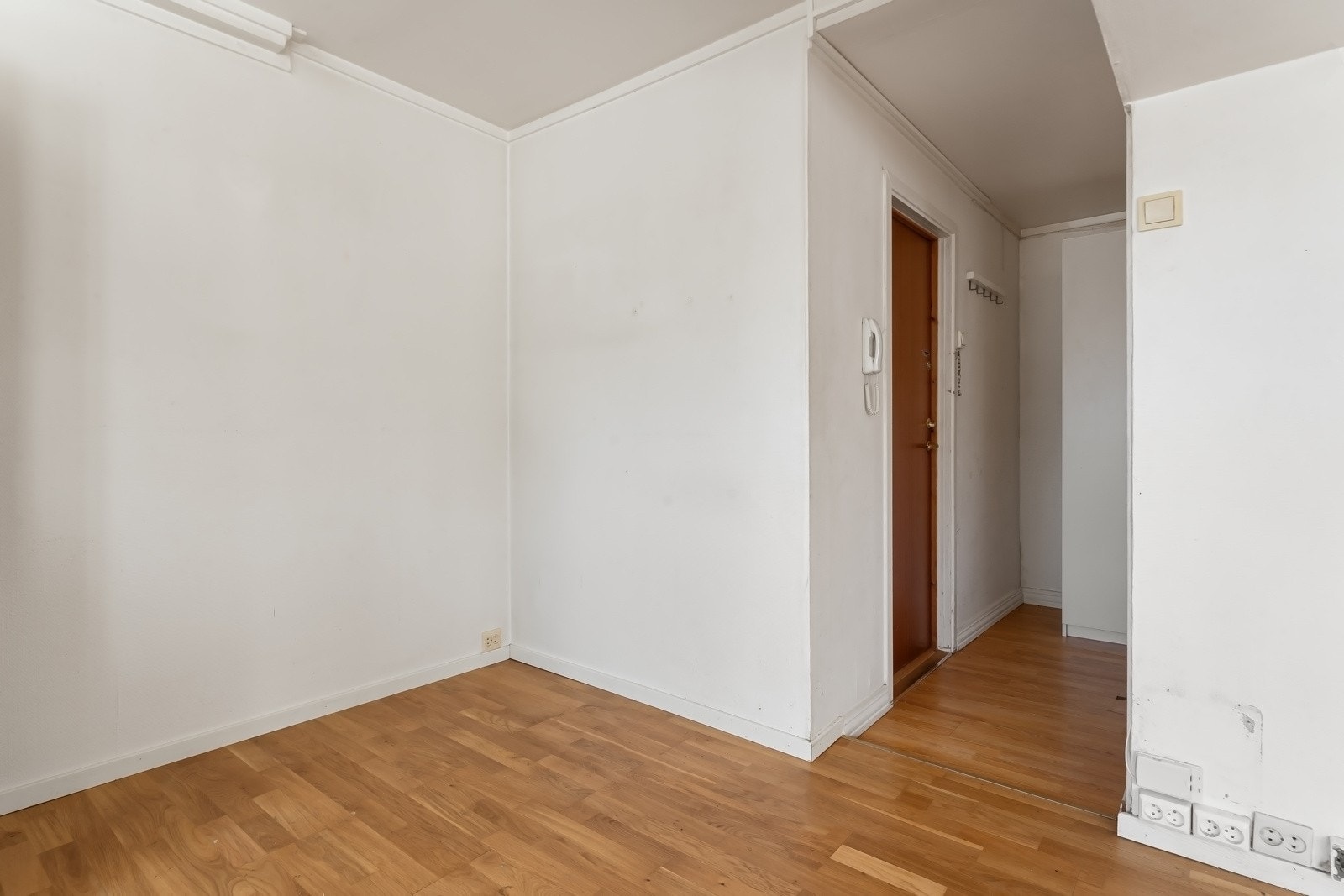 Fra entréen er det videre tilgang til stue/kjøkken. Galleribilde