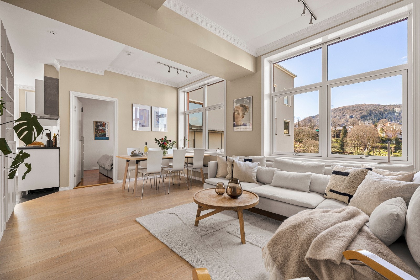 Lys, trivelig og romslig stue - Enorme vindu og takhøyde på 2,9 meter gir en unik romfølelse Galleribilde