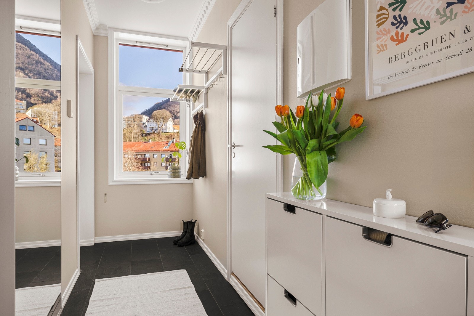 Leiligheten har flislagt entré med varmekabler i gulvet Galleribilde