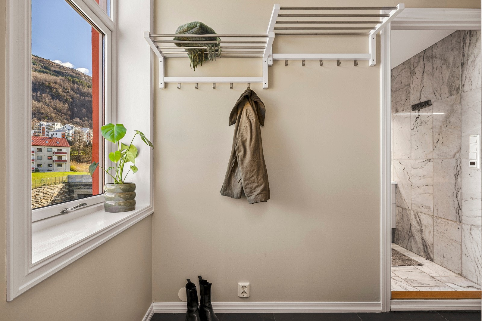 Entrén har god plass til yttertøy og sko Galleribilde