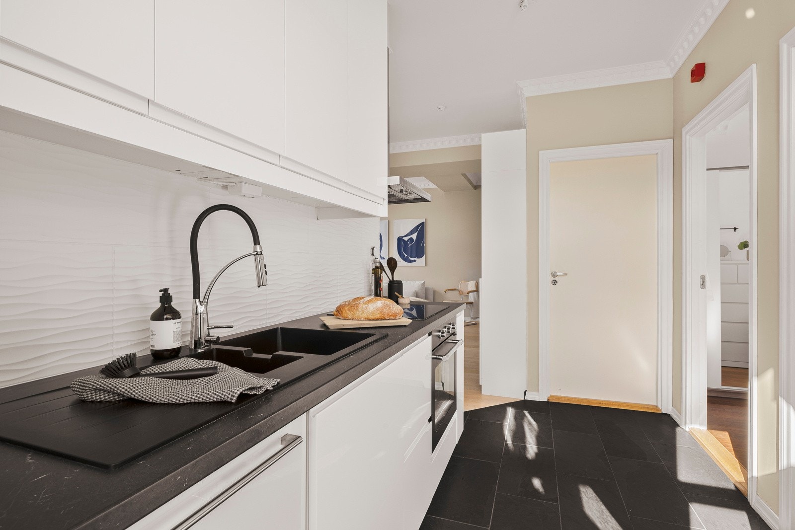 Flislagt gulv er praktisk på kjøkkenet Galleribilde