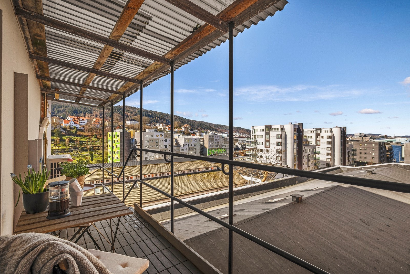 Leiligheten har balkong med sol på ettermiddag/kveld Galleribilde