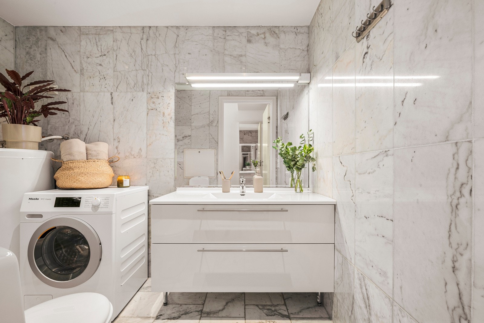 Pent helfliset bad med store og lekre fliser som gir et eksklusivt preg Galleribilde