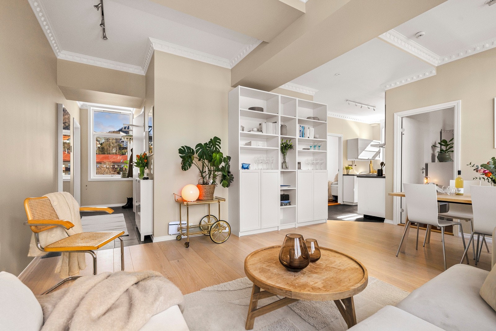 Stuen har delvis åpen løsning mot kjøkkenet - Stue med kjøkken er til sammen 29 kvm Galleribilde