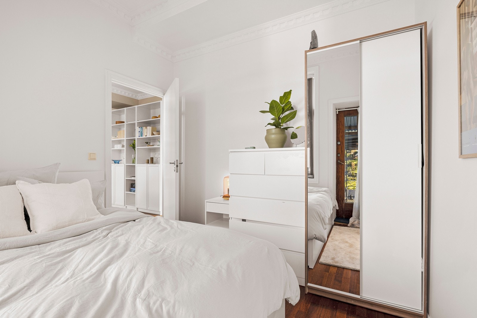 Soverommene har god plass til både seng og oppbevaring Galleribilde