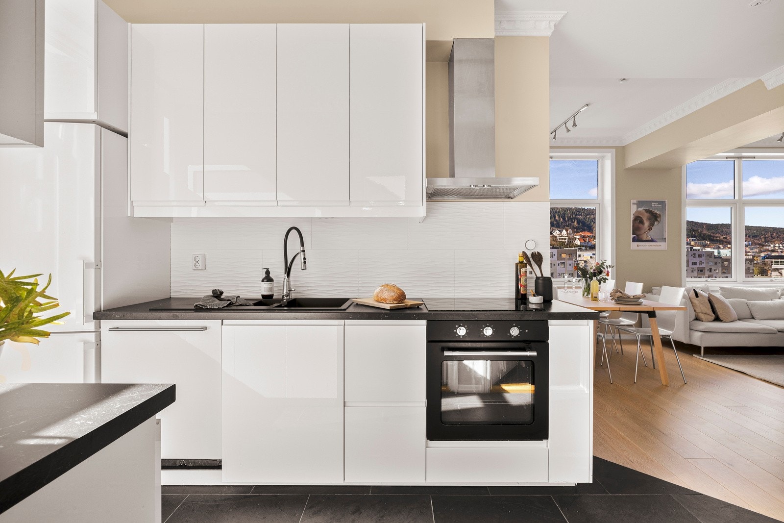 Platetopp, stekeovn og oppvaskmaskin er integrert i innredningen - I tillegg er det plass til kjøleskap Galleribilde