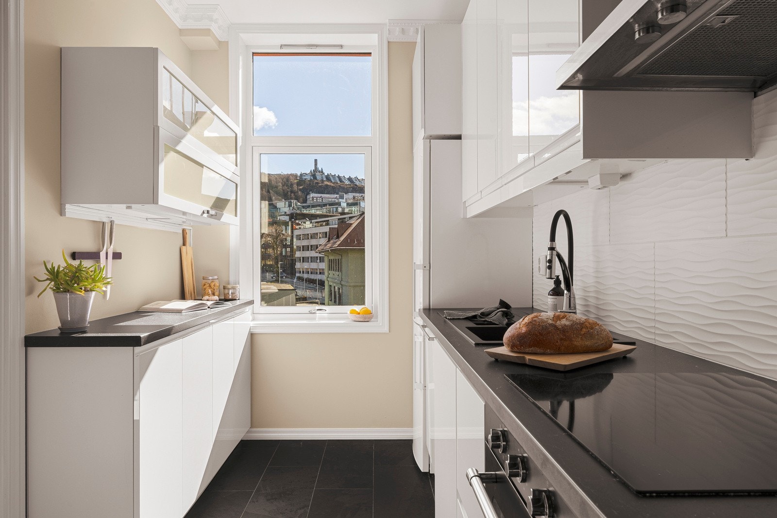 Pent og tidløst kjøkkene med fronter i hvit høyglans Galleribilde