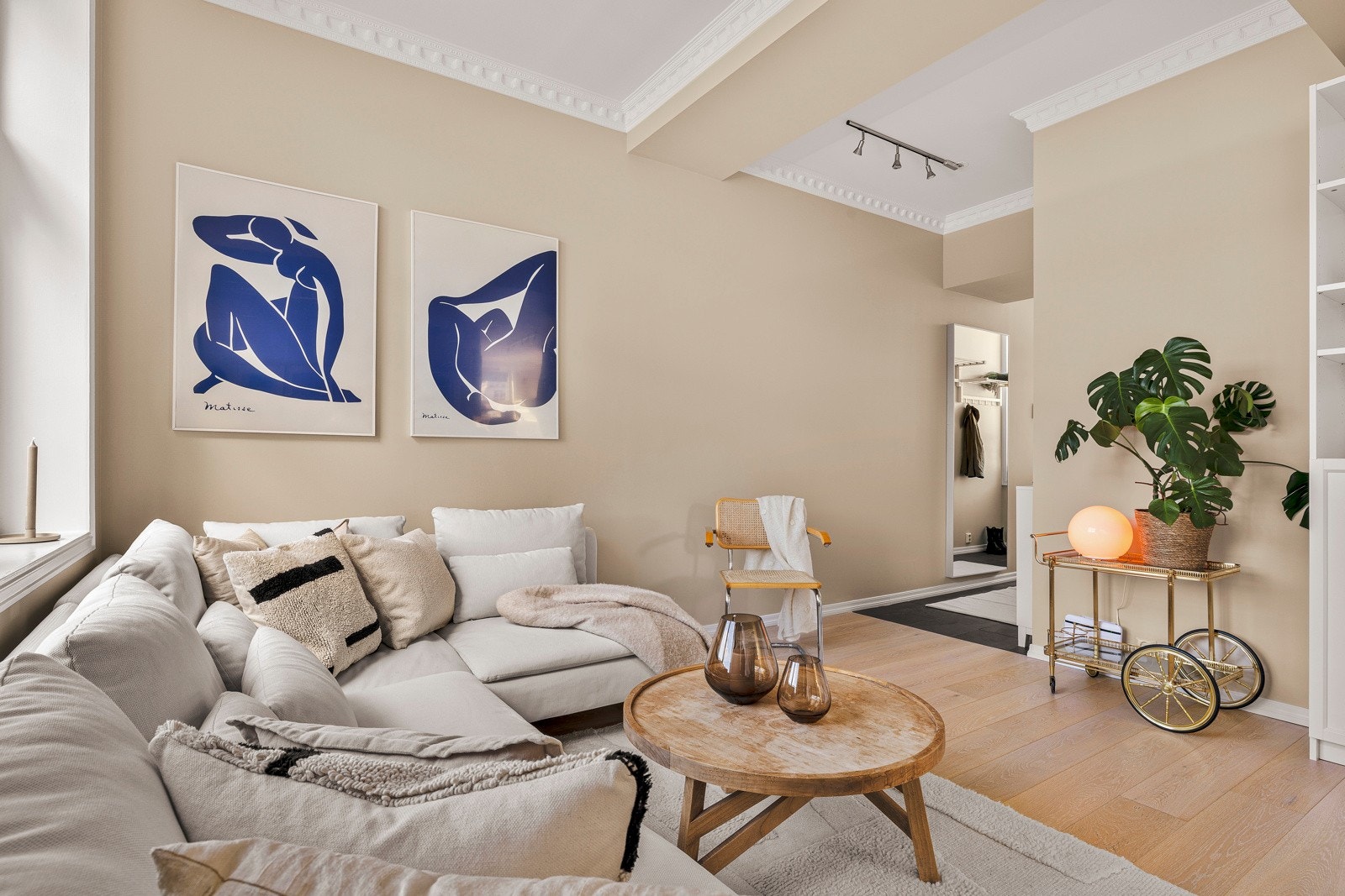 Rikelig plass til både stor salong og et ordentlig spisebord i stuen Galleribilde