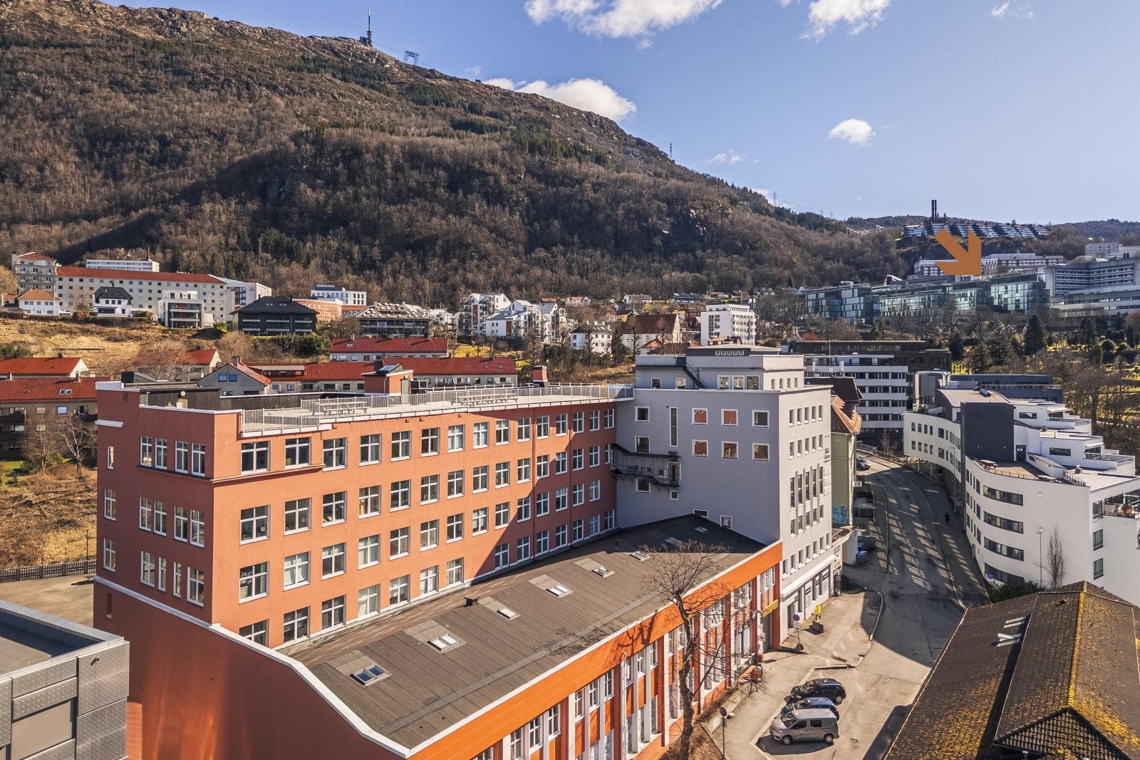 Det er bare noen minutters gange til Haukeland (markert med pil) fra leiligheten Galleribilde