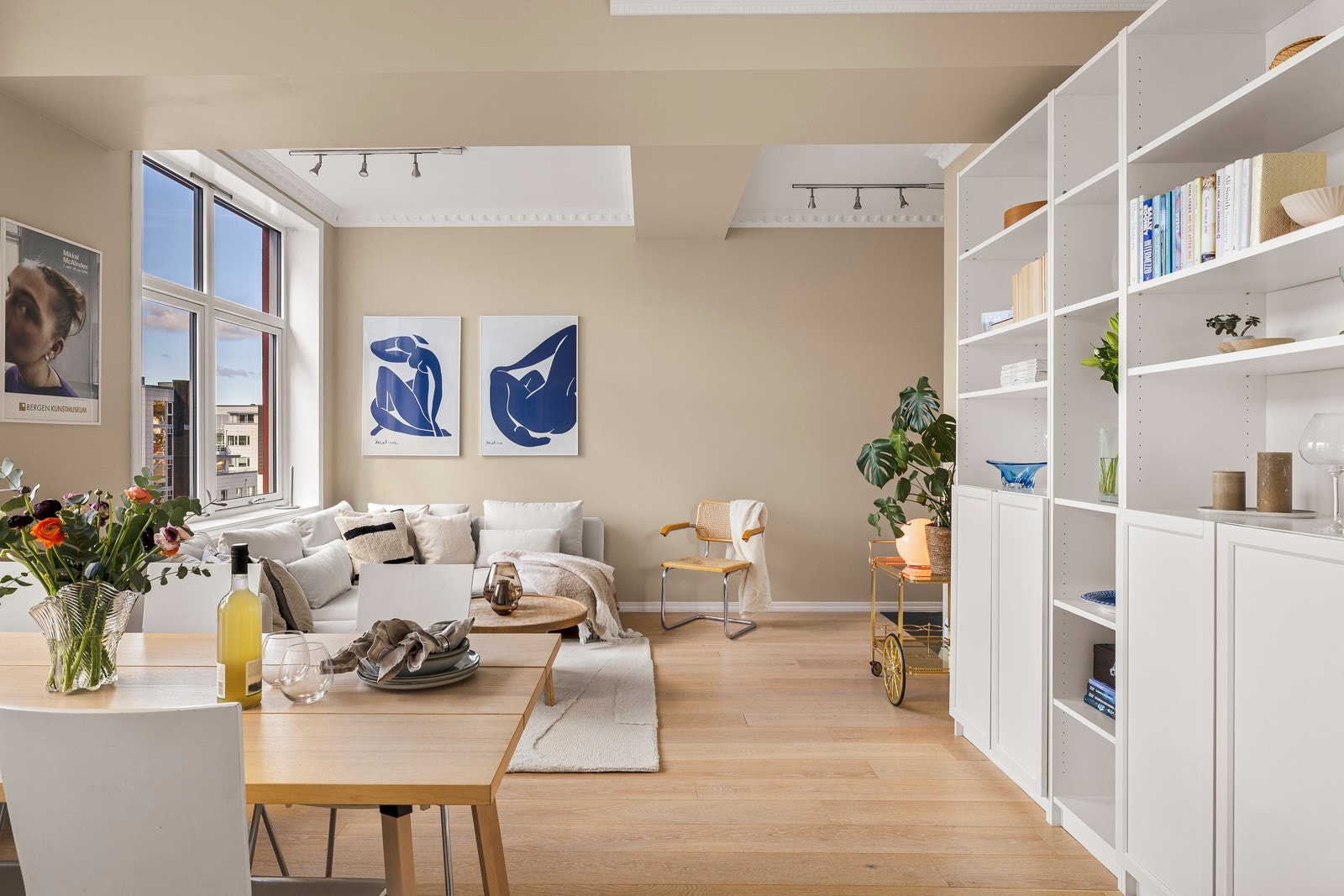 Lekre og moderne overflater - Det er varmekabler i gulvet i stue/kjøkken Galleribilde