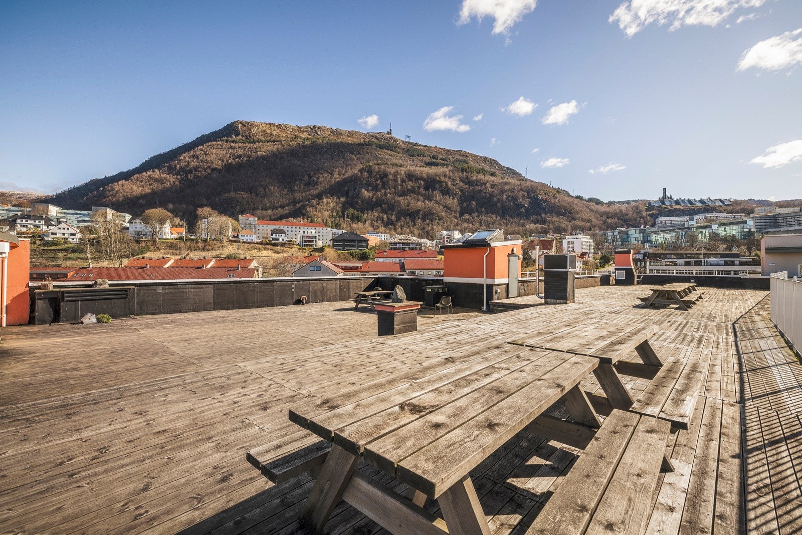 Et par etasjer opp er det enorm felles takterrasse med sol fra den står opp til den går ned Galleribilde