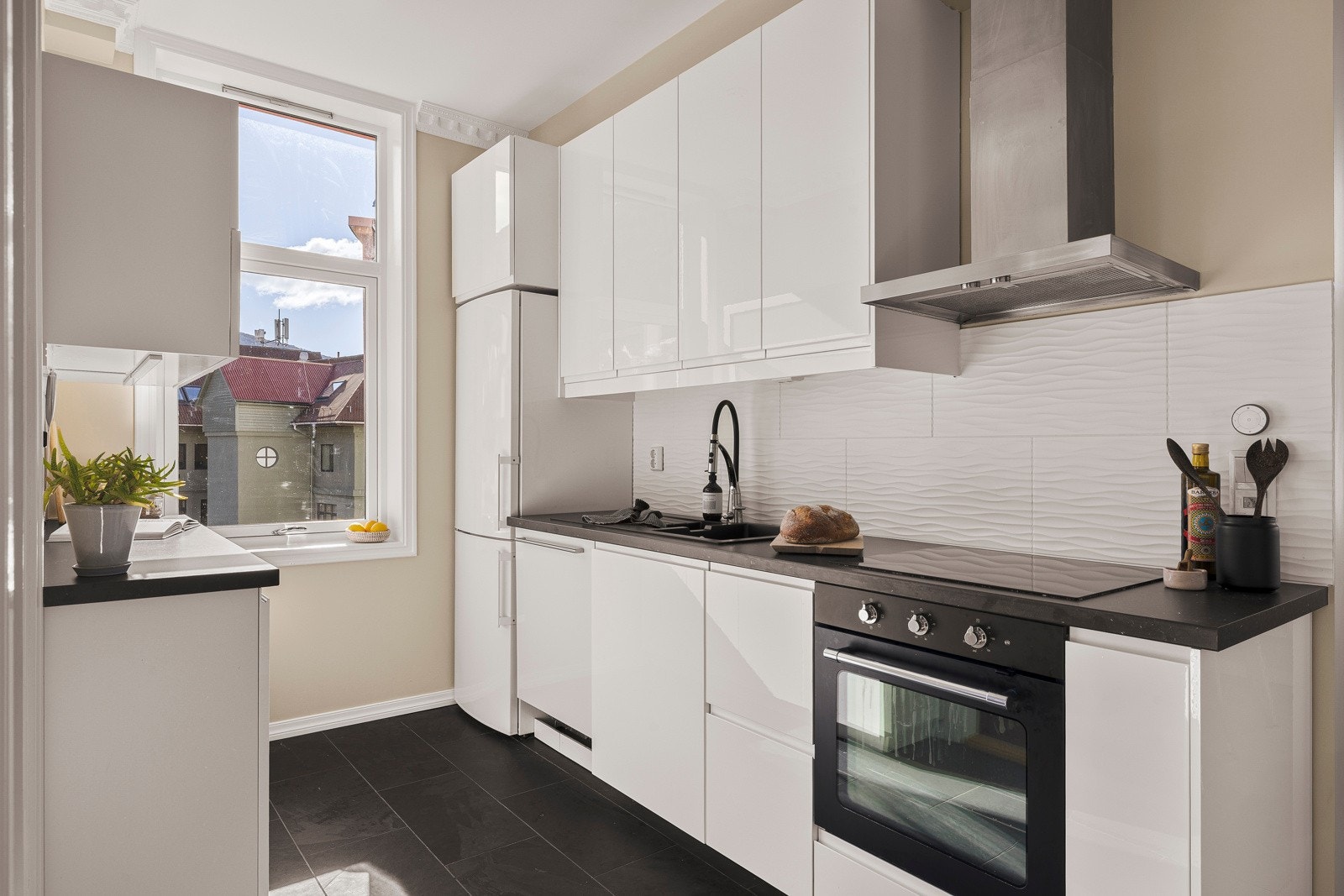 Praktisk innredning med god skap- og benkeplass Galleribilde