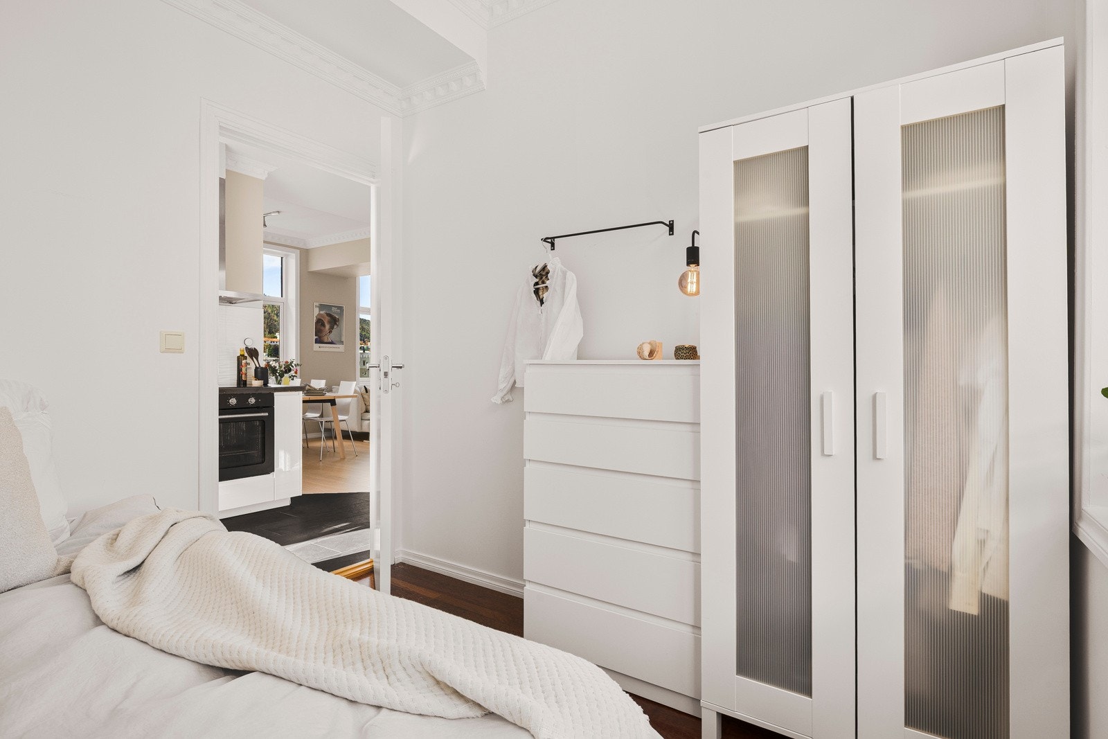 Med tre soverom er det god økonomi i leiligheten for den som ønsker å leie ut et ekstra rom eller to Galleribilde