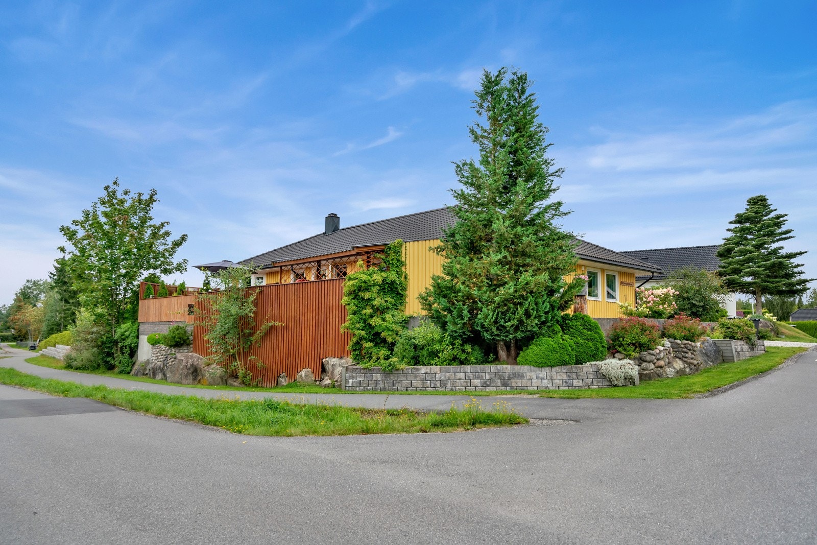 Romslig enebolig med alt på ett plan og dobbel-garasje. Galleribilde