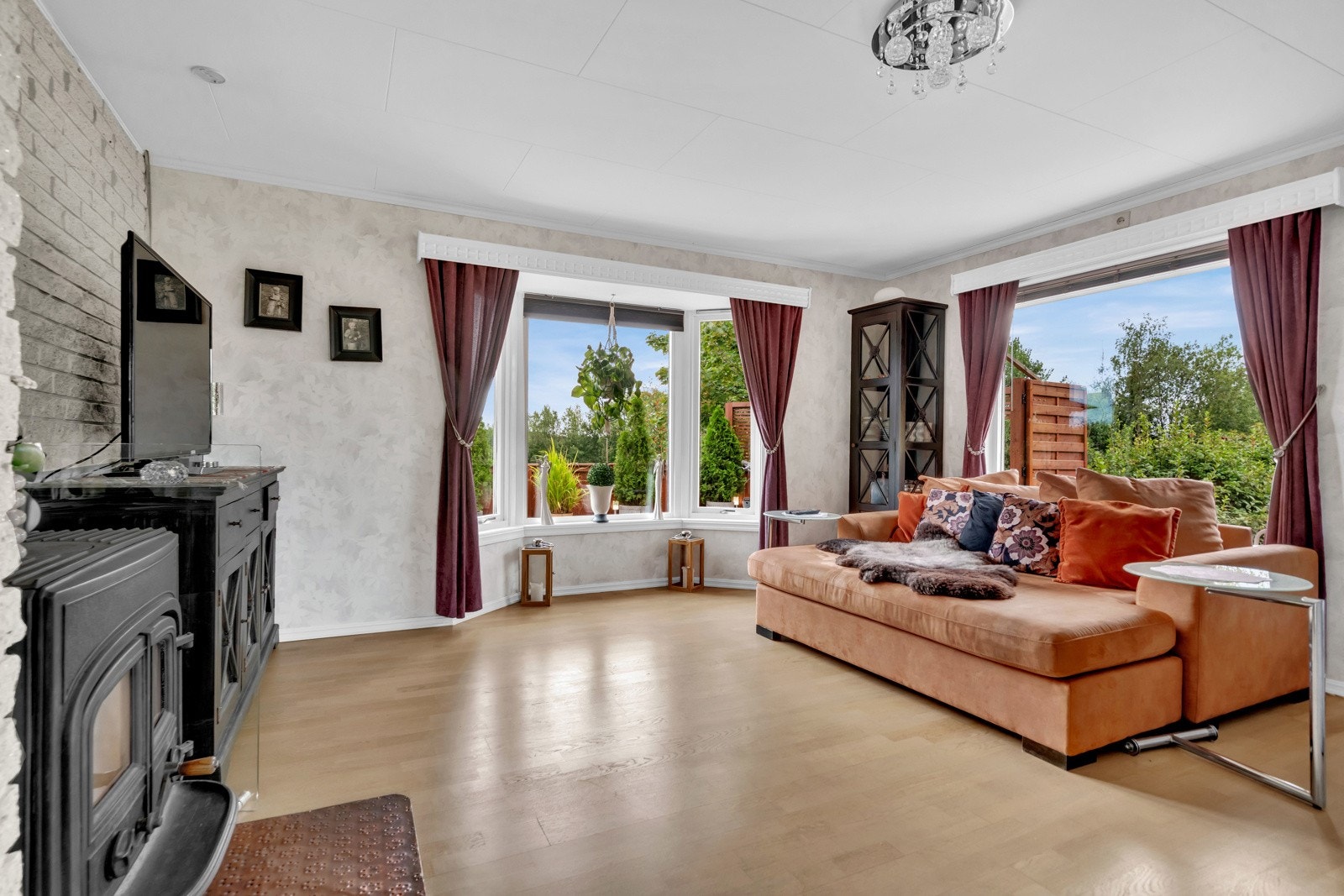 Boligen har store vindusflater som gir godt med lysinnslipp. Galleribilde