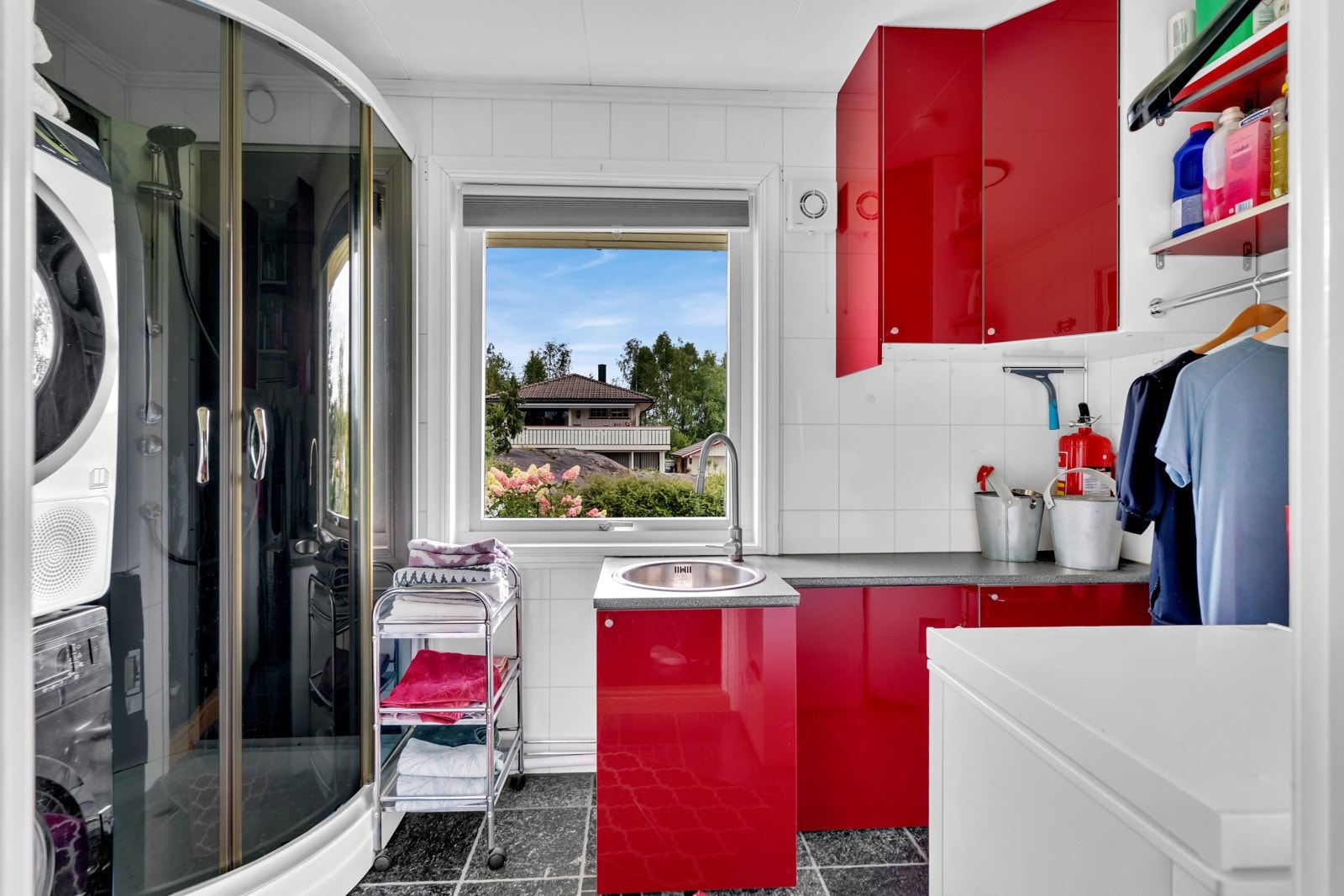 Bad/vaskerom ble oppgradert opp i ca 2012. Ellers er bakenforliggende konstruksjoner fra byggeår. Galleribilde