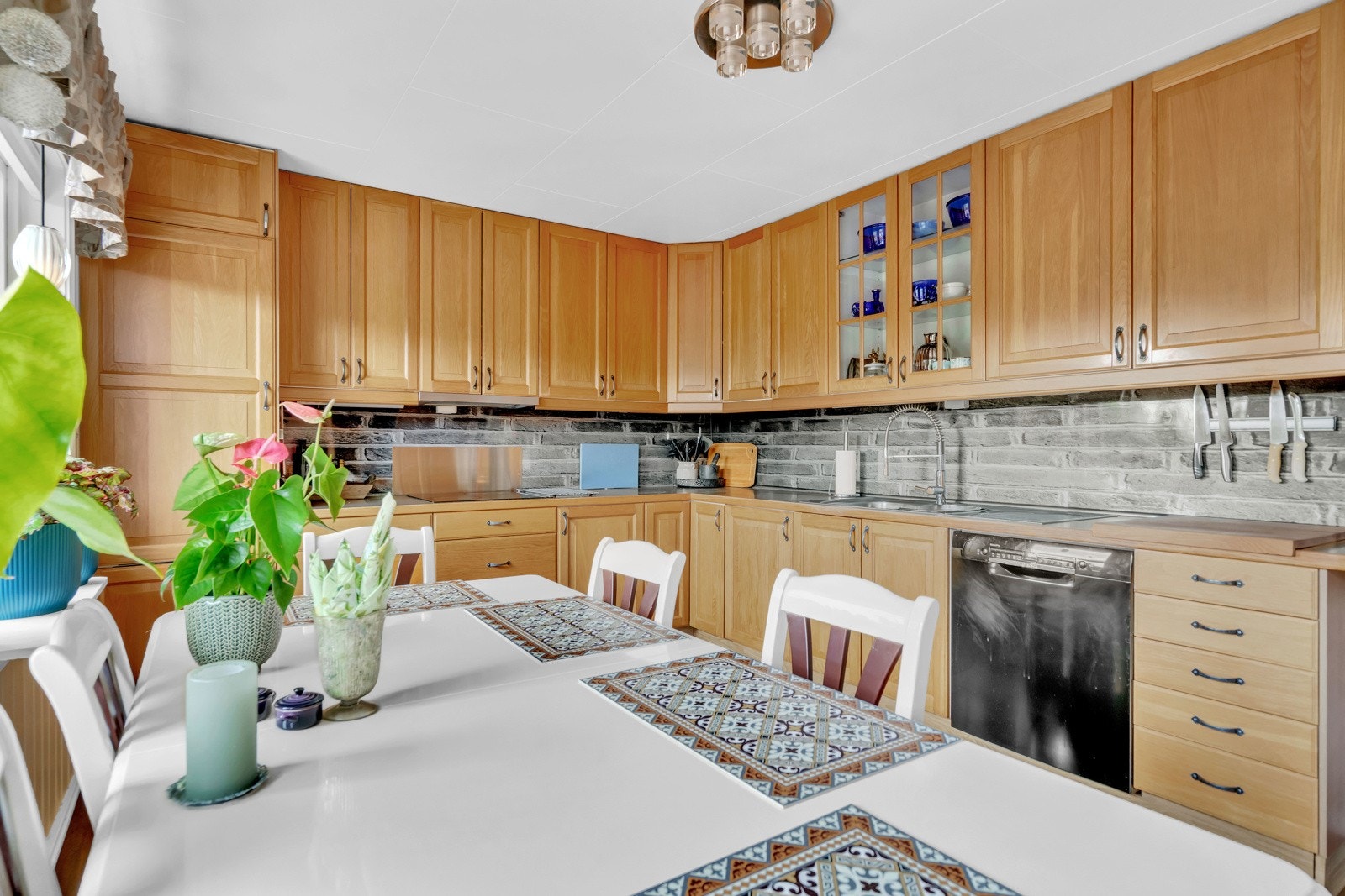 Benkeplaten er av laminat Galleribilde