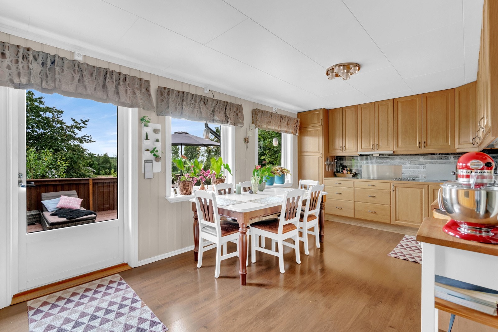 Det er kjøleskap, fryseskap, komfyr, induksjonstopp, micro og komfyrvakt. Opplegg for oppvaskmaskin. Galleribilde