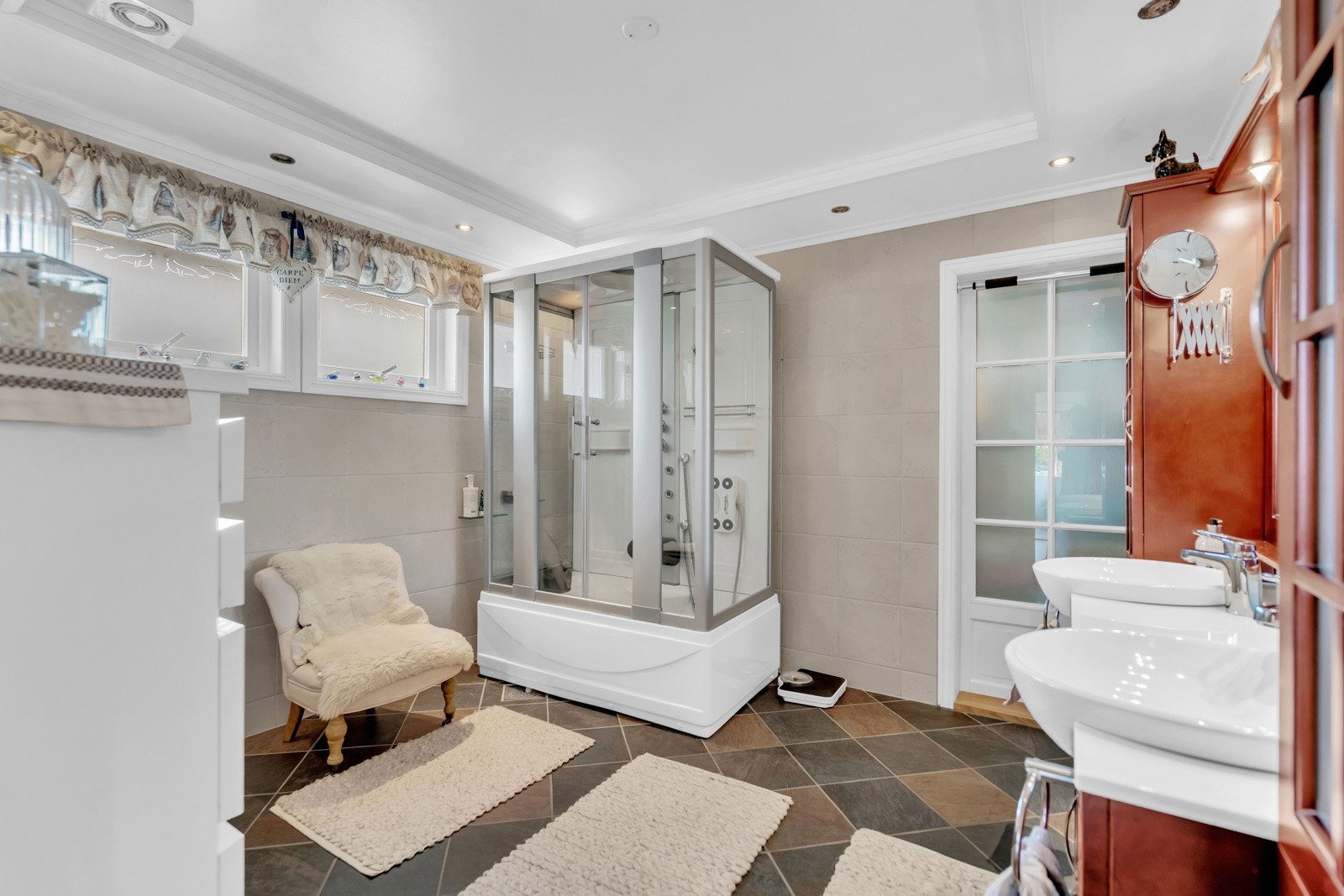 Membran ble smurt på av eier selv på gulv og på vegger. Samtidig ble baderomsinnredningen byttet. Galleribilde