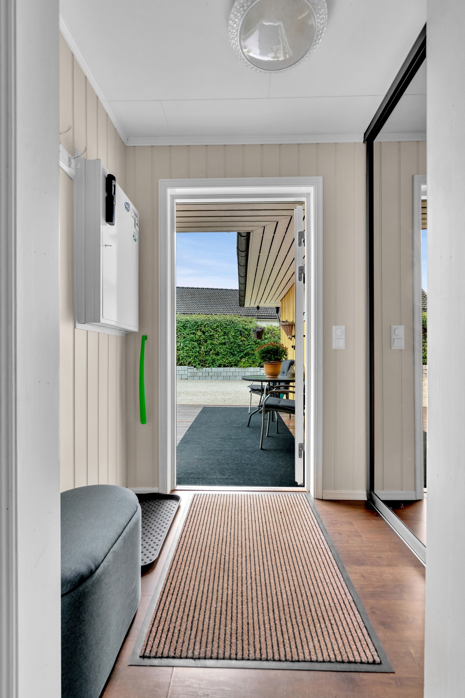 Inngang til boligen med utvending platting på 36 kvm. Galleribilde