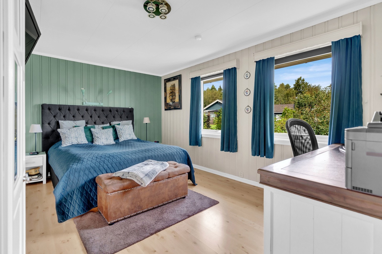 Hovedsoverom med plass til dobbelseng og garderobeløsning. Galleribilde