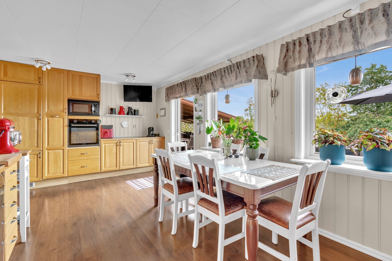 Kjøkkenet har innredning med profilerte fronter. Galleribilde