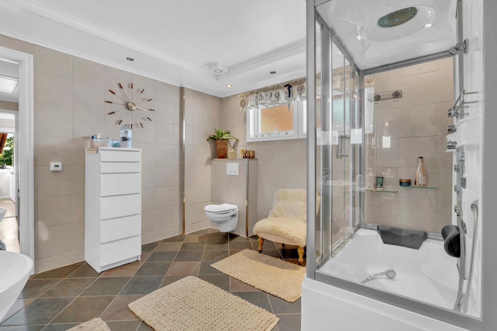 Badet ble pusset opp i ca 2010. Det ble lagt flis på flis på vegger og på gulv. Ellers er bakenforliggende konstruksjoner fra byggeår. Galleribilde