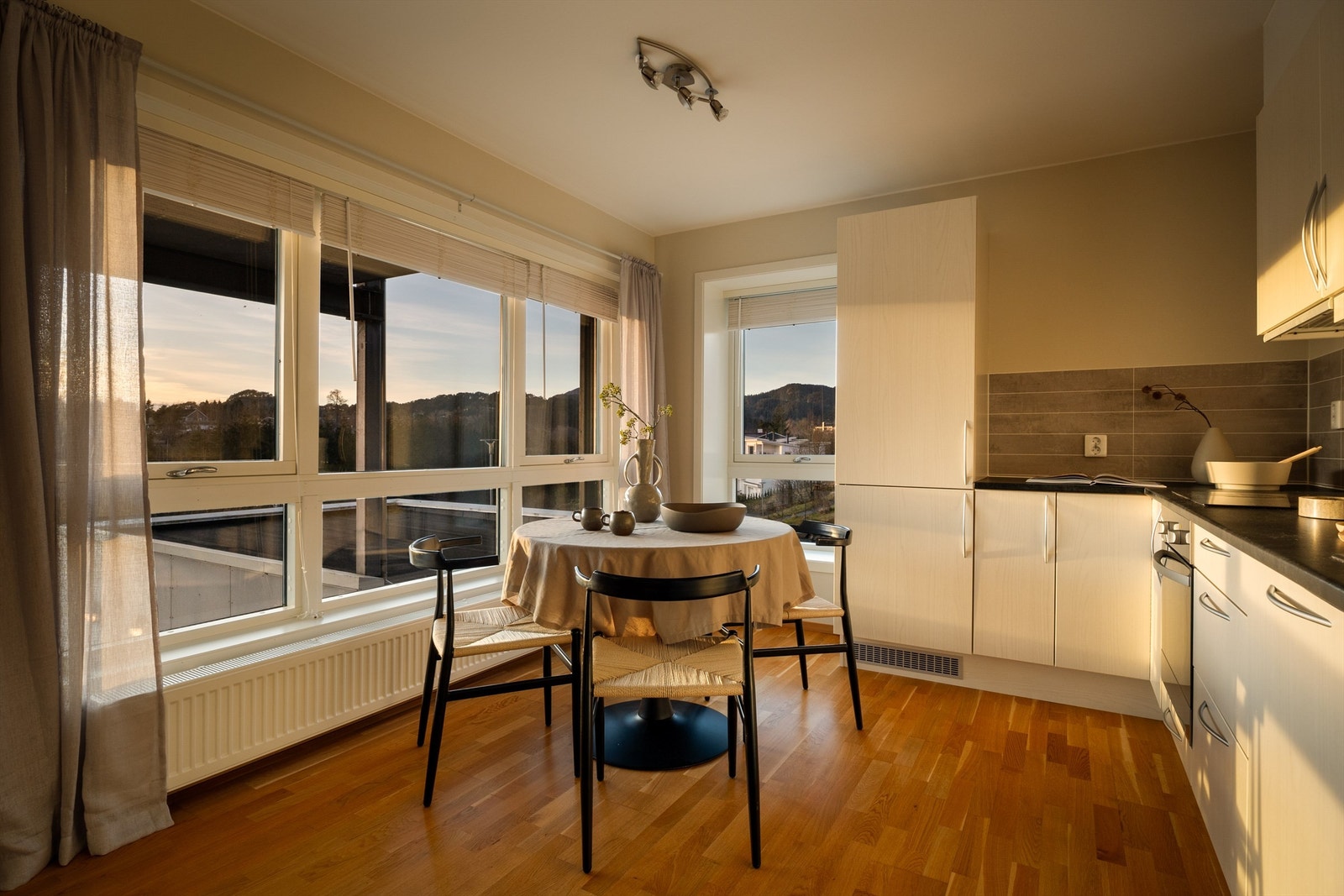 Boligen får rikelig med naturlig lysinnslipp fra store vindusflater Galleribilde